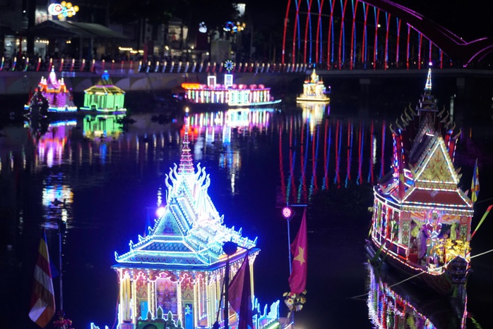 Rực rỡ đèn nước trên sông ở Sóc Trăng- Ảnh 10. Rực rỡ đèn nước trên sông ở Sóc Trăng- Ảnh 10.