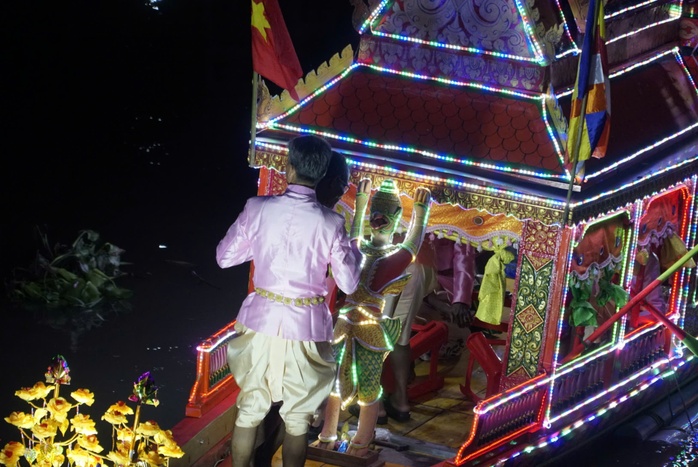 Rực rỡ đèn nước trên sông ở Sóc Trăng- Ảnh 12. Rực rỡ đèn nước trên sông ở Sóc Trăng- Ảnh 12.