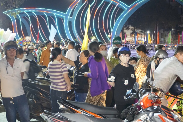 Rực rỡ đèn nước trên sông ở Sóc Trăng- Ảnh 18. Rực rỡ đèn nước trên sông ở Sóc Trăng- Ảnh 18.