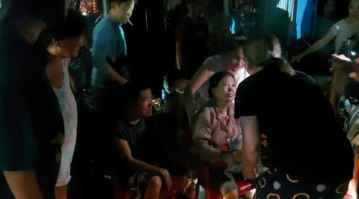 Hai người mắc kẹt trong nhà 3 tầng ở TP HCM- Ảnh 2. Hai người mắc kẹt trong nhà 3 tầng ở TP HCM- Ảnh 2.