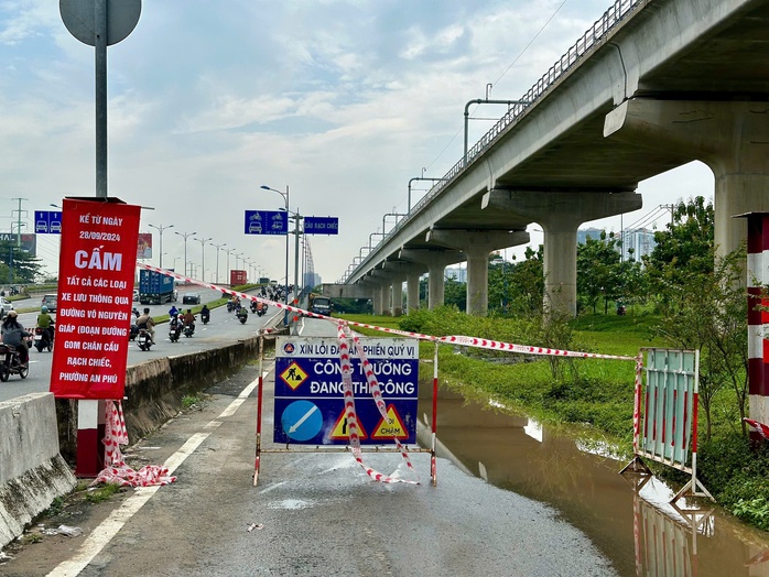 TP HCM: Vì sao đường tạm dân sinh cầu Rạch Chiếc bị rào chắn?- Ảnh 1. TP HCM: Vì sao đường tạm dân sinh cầu Rạch Chiếc bị rào chắn?- Ảnh 1.