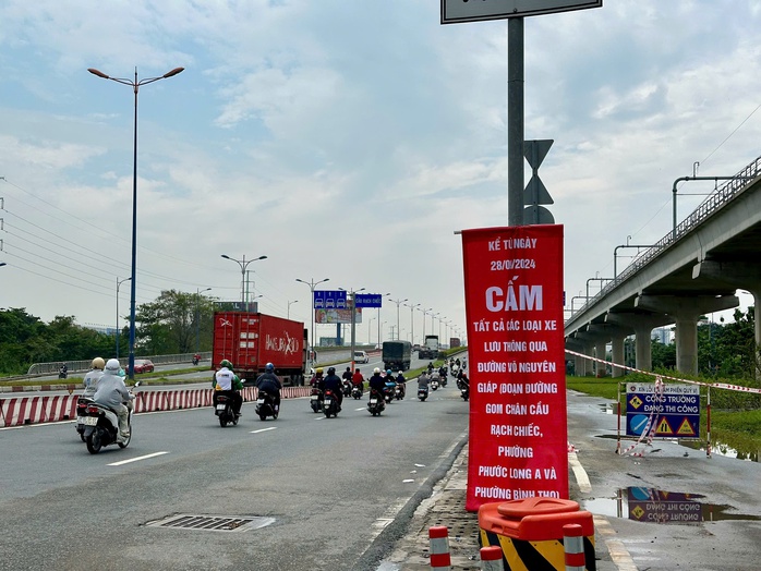 TP HCM: Vì sao đường tạm dân sinh cầu Rạch Chiếc bị rào chắn?- Ảnh 2. TP HCM: Vì sao đường tạm dân sinh cầu Rạch Chiếc bị rào chắn?- Ảnh 2.