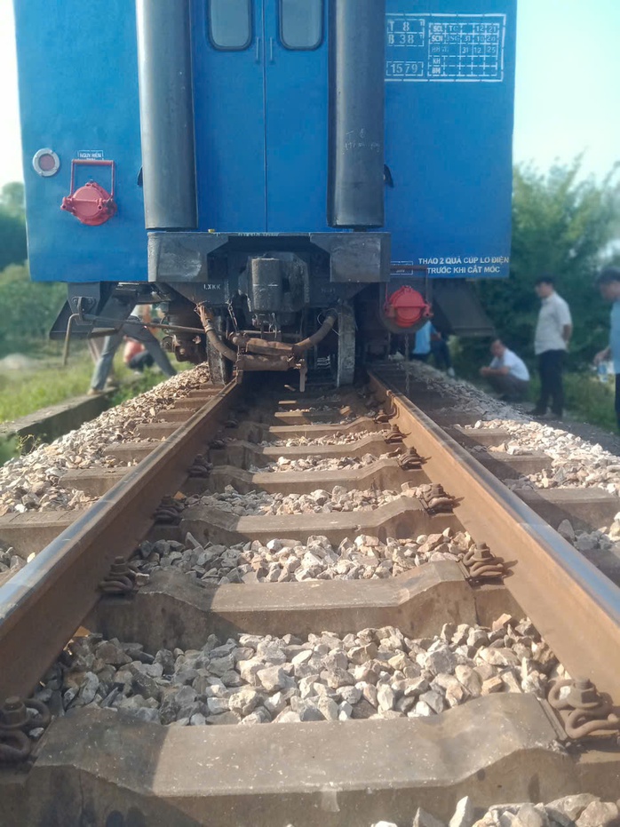 Đường sắt Bắc - Nam qua Hà Tĩnh ách tắc do sự cố tàu trật bánh - Ảnh 3. Đường sắt Bắc - Nam qua Hà Tĩnh ách tắc do sự cố tàu trật bánh - Ảnh 3.