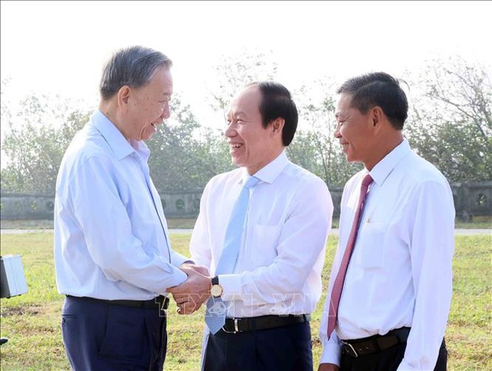 Tổng Bí thư Tô Lâm xúc động khi đặt chân lên đảo tiền tiêu Bạch Long Vĩ- Ảnh 1. Tổng Bí thư Tô Lâm xúc động khi đặt chân lên đảo tiền tiêu Bạch Long Vĩ- Ảnh 1.