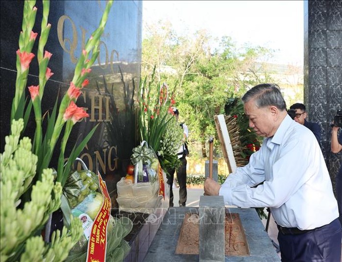 Tổng Bí thư Tô Lâm xúc động khi đặt chân lên đảo tiền tiêu Bạch Long Vĩ- Ảnh 15. Tổng Bí thư Tô Lâm xúc động khi đặt chân lên đảo tiền tiêu Bạch Long Vĩ- Ảnh 15.