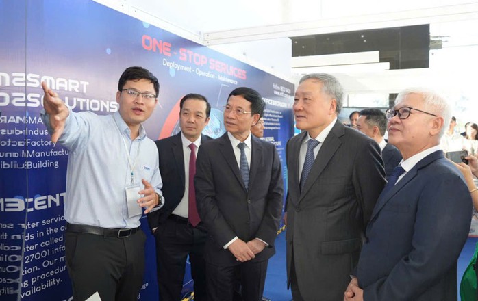 Phó Thủ tướng Thường trực Nguyễn Hòa Bình, Bộ trưởng Bộ Thông tin và Truyền thông Nguyễn Mạnh Hùng... tham quan triển lãm trong khuôn khổ của diễn đàn Phó Thủ tướng Thường trực Nguyễn Hòa Bình, Bộ trưởng Bộ Thông tin và Truyền thông Nguyễn Mạnh Hùng... tham quan triển lãm trong khuôn khổ của diễn đàn