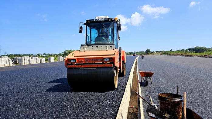Cận cảnh thảm nhựa những km đầu tiên của cao tốc Biên Hòa - Vũng Tàu- Ảnh 3. Cận cảnh thảm nhựa những km đầu tiên của cao tốc Biên Hòa - Vũng Tàu- Ảnh 3.