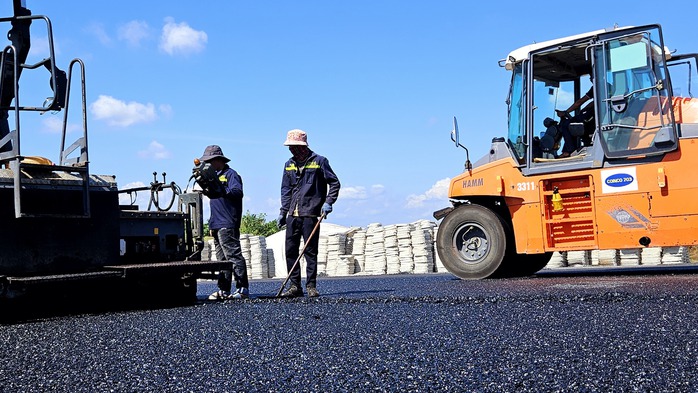 Cận cảnh thảm nhựa những km đầu tiên của cao tốc Biên Hòa - Vũng Tàu- Ảnh 5. Cận cảnh thảm nhựa những km đầu tiên của cao tốc Biên Hòa - Vũng Tàu- Ảnh 5.