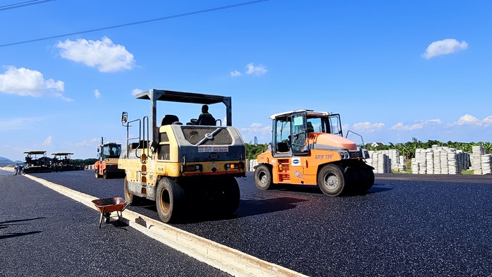 Cận cảnh thảm nhựa những km đầu tiên của cao tốc Biên Hòa - Vũng Tàu- Ảnh 10. Cận cảnh thảm nhựa những km đầu tiên của cao tốc Biên Hòa - Vũng Tàu- Ảnh 10.