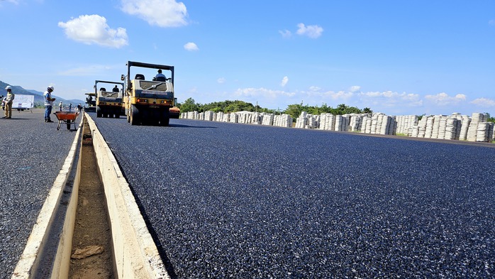 Cận cảnh thảm nhựa những km đầu tiên của cao tốc Biên Hòa - Vũng Tàu- Ảnh 9. Cận cảnh thảm nhựa những km đầu tiên của cao tốc Biên Hòa - Vũng Tàu- Ảnh 9.