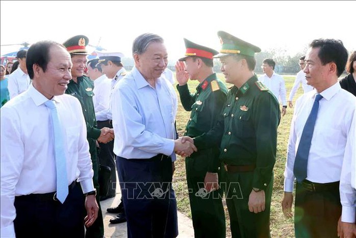Tổng Bí thư Tô Lâm xúc động khi đặt chân lên đảo tiền tiêu Bạch Long Vĩ- Ảnh 4. Tổng Bí thư Tô Lâm xúc động khi đặt chân lên đảo tiền tiêu Bạch Long Vĩ- Ảnh 4.
