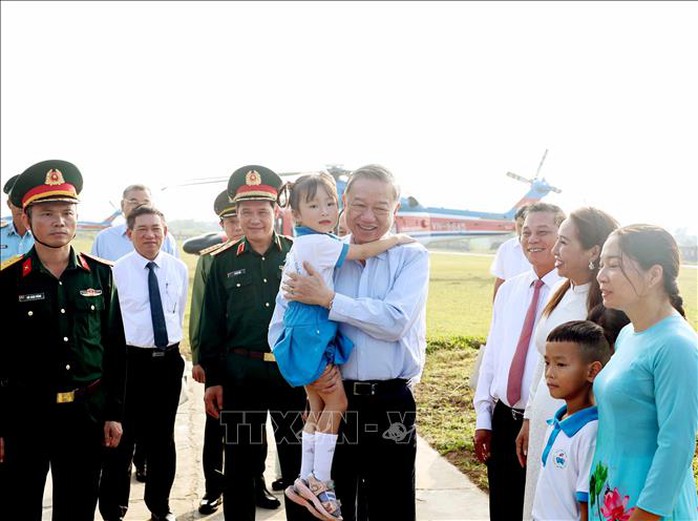 Tổng Bí thư Tô Lâm xúc động khi đặt chân lên đảo tiền tiêu Bạch Long Vĩ- Ảnh 3. Tổng Bí thư Tô Lâm xúc động khi đặt chân lên đảo tiền tiêu Bạch Long Vĩ- Ảnh 3.