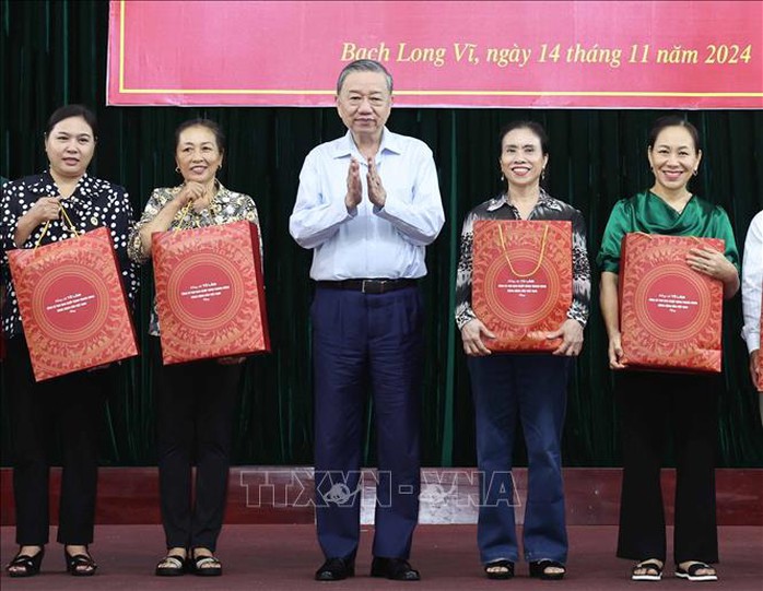 Tổng Bí thư Tô Lâm xúc động khi đặt chân lên đảo tiền tiêu Bạch Long Vĩ- Ảnh 13. Tổng Bí thư Tô Lâm xúc động khi đặt chân lên đảo tiền tiêu Bạch Long Vĩ- Ảnh 13.