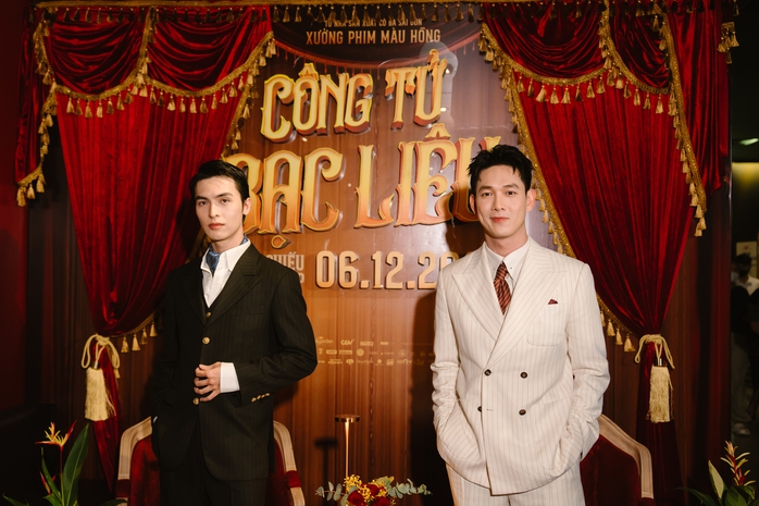 "Hội đồng Lịnh" Thành Lộc đối đầu với "Bá hộ Kim"
Hữu Châu trong phim "Công tử Bạc Liêu"- Ảnh 6. "Hội đồng Lịnh" Thành Lộc đối đầu với "Bá hộ Kim"
Hữu Châu trong phim "Công tử Bạc Liêu"- Ảnh 6.