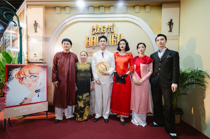 "Hội đồng Lịnh" Thành Lộc đối đầu với "Bá hộ Kim"
Hữu Châu trong phim "Công tử Bạc Liêu"- Ảnh 3. "Hội đồng Lịnh" Thành Lộc đối đầu với "Bá hộ Kim"
Hữu Châu trong phim "Công tử Bạc Liêu"- Ảnh 3.