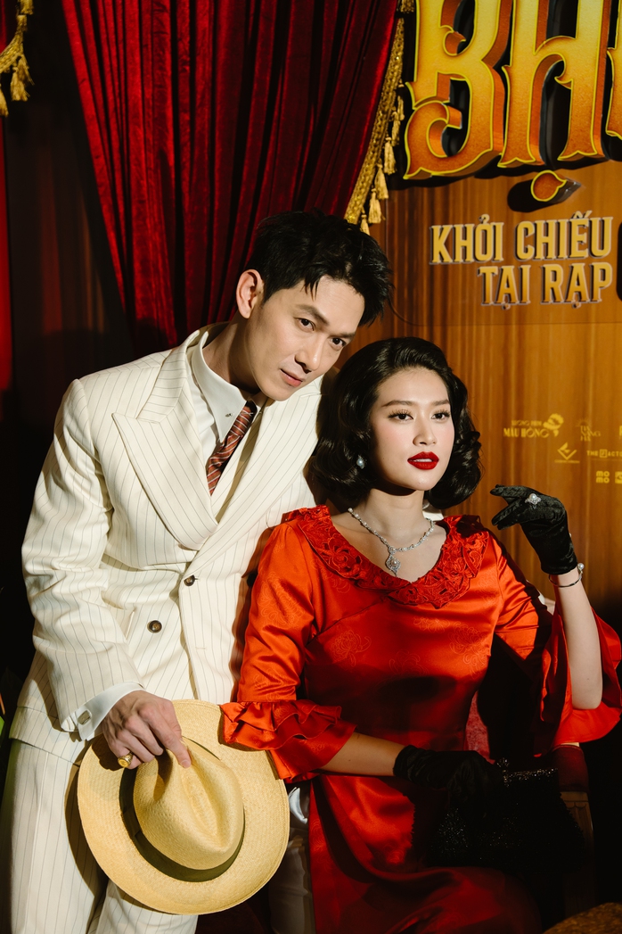 "Hội đồng Lịnh" Thành Lộc đối đầu với "Bá hộ Kim"
Hữu Châu trong phim "Công tử Bạc Liêu"- Ảnh 5. "Hội đồng Lịnh" Thành Lộc đối đầu với "Bá hộ Kim"
Hữu Châu trong phim "Công tử Bạc Liêu"- Ảnh 5.