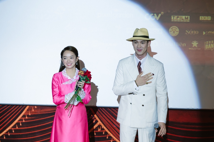 "Hội đồng Lịnh" Thành Lộc đối đầu với "Bá hộ Kim"
Hữu Châu trong phim "Công tử Bạc Liêu"- Ảnh 8. "Hội đồng Lịnh" Thành Lộc đối đầu với "Bá hộ Kim"
Hữu Châu trong phim "Công tử Bạc Liêu"- Ảnh 8.