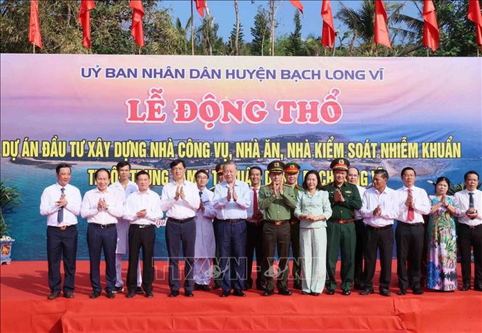 Tổng Bí thư Tô Lâm xúc động khi đặt chân lên đảo tiền tiêu Bạch Long Vĩ- Ảnh 17. Tổng Bí thư Tô Lâm xúc động khi đặt chân lên đảo tiền tiêu Bạch Long Vĩ- Ảnh 17.