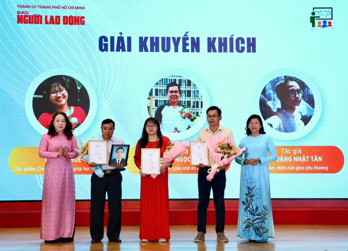 Ba tác giả nhận giải khuyến khích. Ảnh: HOÀNG TRIỀU Ba tác giả nhận giải khuyến khích. Ảnh: HOÀNG TRIỀU