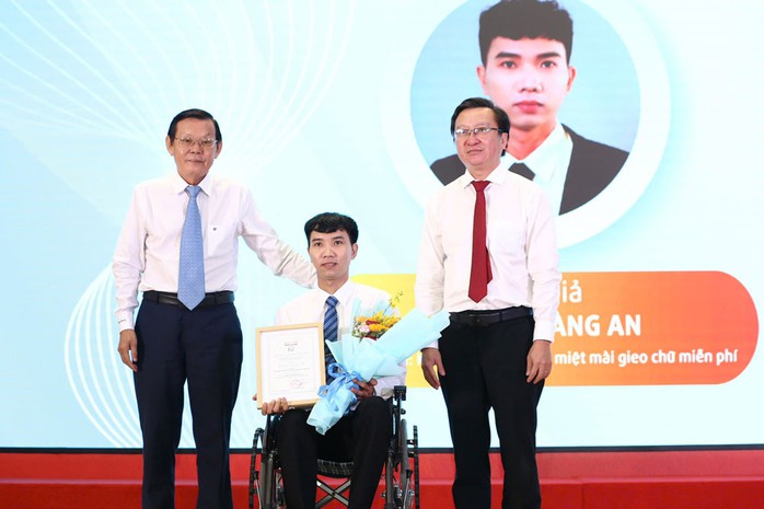 Tác giả Đặng Hoàng An nhận giải nhì Tác giả Đặng Hoàng An nhận giải nhì