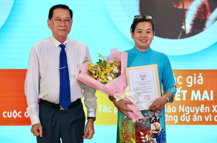 Tác giả Nguyễn Thị Lành nhận giải ba Tác giả Nguyễn Thị Lành nhận giải ba