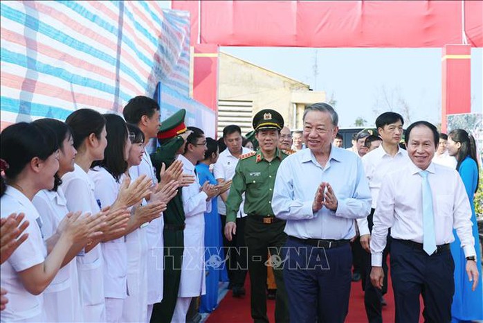 Tổng Bí thư Tô Lâm xúc động khi đặt chân lên đảo tiền tiêu Bạch Long Vĩ- Ảnh 5. Tổng Bí thư Tô Lâm xúc động khi đặt chân lên đảo tiền tiêu Bạch Long Vĩ- Ảnh 5.