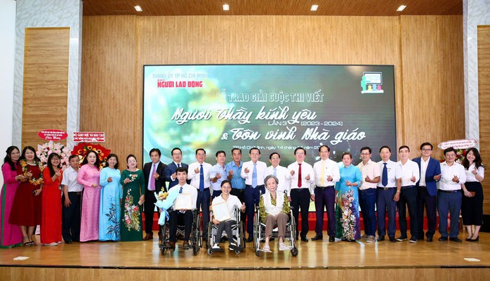 Các nhà giáo, tác giả, nhân vật, khách mời chụp hình lưu niệm cùng Ban Tổ chức cuộc thi viết “Người Thầy kính yêu” Các nhà giáo, tác giả, nhân vật, khách mời chụp hình lưu niệm cùng Ban Tổ chức cuộc thi viết “Người Thầy kính yêu”