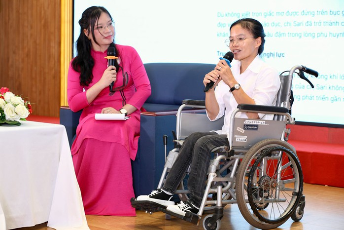Cô giáo Nguyễn Thị Sa Ri (Long An) trải lòng tại buổi lễ: “Cuộc thi viết “Người Thầy kính yêu” đã tiếp thêm động lực cho tôi...”. Ảnh: HOÀNG TRIỀU Cô giáo Nguyễn Thị Sa Ri (Long An) trải lòng tại buổi lễ: “Cuộc thi viết “Người Thầy kính yêu” đã tiếp thêm động lực cho tôi...”. Ảnh: HOÀNG TRIỀU