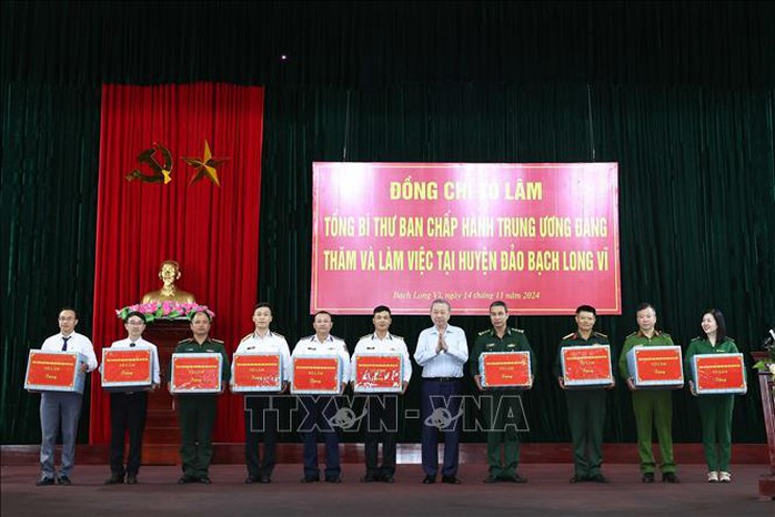 Tổng Bí thư Tô Lâm xúc động khi đặt chân lên đảo tiền tiêu Bạch Long Vĩ- Ảnh 14. Tổng Bí thư Tô Lâm xúc động khi đặt chân lên đảo tiền tiêu Bạch Long Vĩ- Ảnh 14.