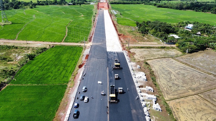 Cận cảnh thảm nhựa những km đầu tiên của cao tốc Biên Hòa - Vũng Tàu- Ảnh 2. Cận cảnh thảm nhựa những km đầu tiên của cao tốc Biên Hòa - Vũng Tàu- Ảnh 2.