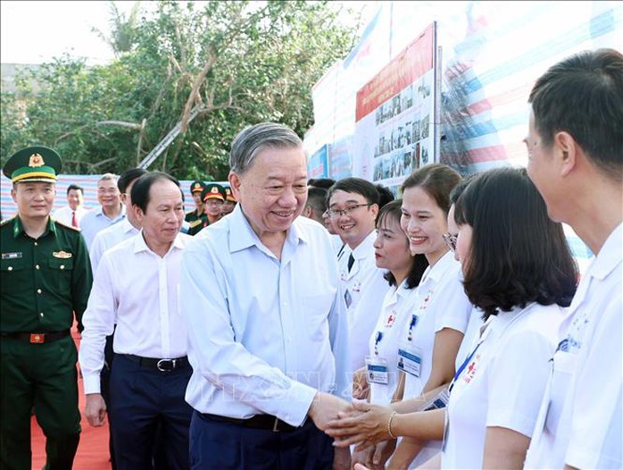 Tổng Bí thư Tô Lâm xúc động khi đặt chân lên đảo tiền tiêu Bạch Long Vĩ- Ảnh 6. Tổng Bí thư Tô Lâm xúc động khi đặt chân lên đảo tiền tiêu Bạch Long Vĩ- Ảnh 6.