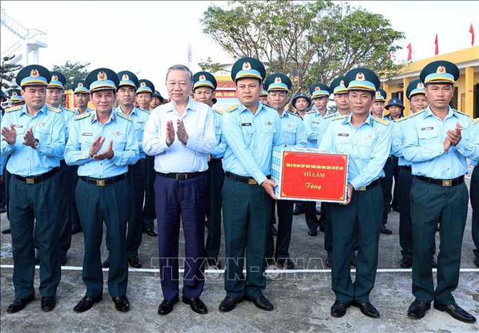 Tổng Bí thư Tô Lâm xúc động khi đặt chân lên đảo tiền tiêu Bạch Long Vĩ- Ảnh 11. Tổng Bí thư Tô Lâm xúc động khi đặt chân lên đảo tiền tiêu Bạch Long Vĩ- Ảnh 11.