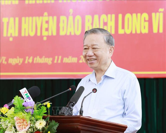 Tổng Bí thư Tô Lâm xúc động khi đặt chân lên đảo tiền tiêu Bạch Long Vĩ- Ảnh 8. Tổng Bí thư Tô Lâm xúc động khi đặt chân lên đảo tiền tiêu Bạch Long Vĩ- Ảnh 8.