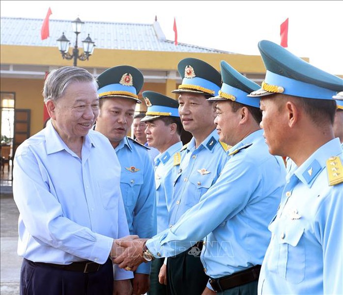 Tổng Bí thư Tô Lâm xúc động khi đặt chân lên đảo tiền tiêu Bạch Long Vĩ- Ảnh 10. Tổng Bí thư Tô Lâm xúc động khi đặt chân lên đảo tiền tiêu Bạch Long Vĩ- Ảnh 10.