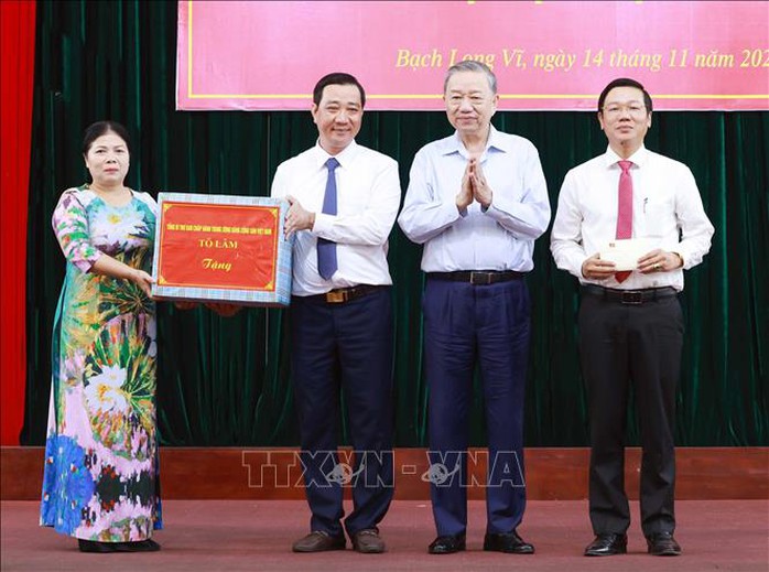 Tổng Bí thư Tô Lâm xúc động khi đặt chân lên đảo tiền tiêu Bạch Long Vĩ- Ảnh 12. Tổng Bí thư Tô Lâm xúc động khi đặt chân lên đảo tiền tiêu Bạch Long Vĩ- Ảnh 12.