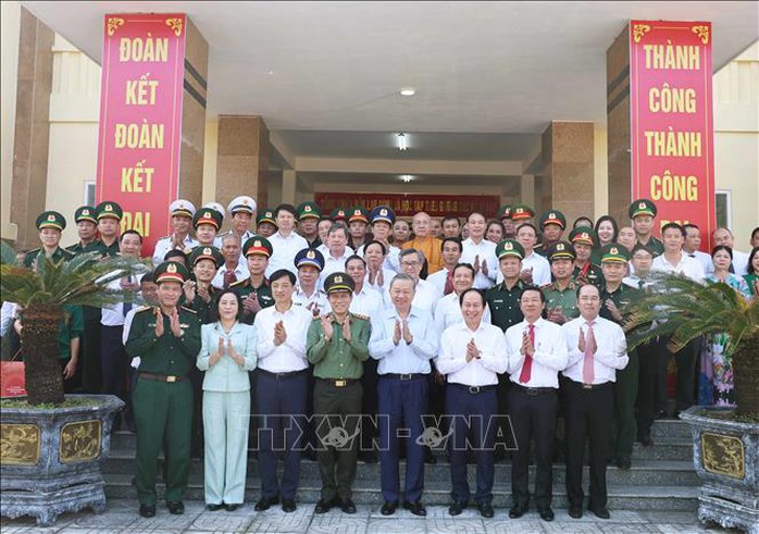 Tổng Bí thư Tô Lâm xúc động khi đặt chân lên đảo tiền tiêu Bạch Long Vĩ- Ảnh 9. Tổng Bí thư Tô Lâm xúc động khi đặt chân lên đảo tiền tiêu Bạch Long Vĩ- Ảnh 9.