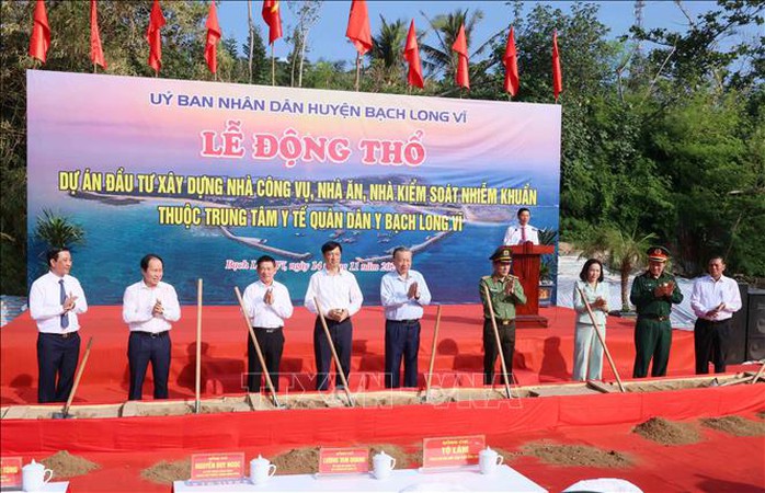 Tổng Bí thư Tô Lâm xúc động khi đặt chân lên đảo tiền tiêu Bạch Long Vĩ- Ảnh 16. Tổng Bí thư Tô Lâm xúc động khi đặt chân lên đảo tiền tiêu Bạch Long Vĩ- Ảnh 16.