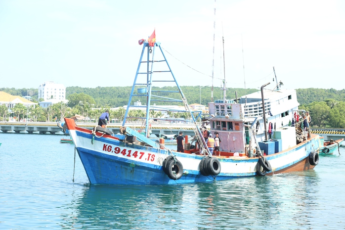 Bắt quả tang tàu từ Kiên Giang sang vùng biển Malaysia thu mua hải sản- Ảnh 1. Bắt quả tang tàu từ Kiên Giang sang vùng biển Malaysia thu mua hải sản- Ảnh 1.