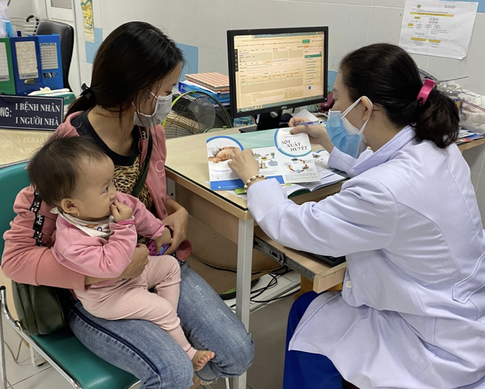 Tư vấn trực tuyến: Dấu hiệu nhận biết sốt xuất huyết, tiêm vắc xin vào lúc nào?- Ảnh 1. Tư vấn trực tuyến: Dấu hiệu nhận biết sốt xuất huyết, tiêm vắc xin vào lúc nào?- Ảnh 1.
