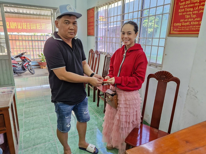 CLIP: Chủ quán cơm ở Vĩnh Long nhặt được vàng giao lại người đánh rơi- Ảnh 1. CLIP: Chủ quán cơm ở Vĩnh Long nhặt được vàng giao lại người đánh rơi- Ảnh 1.