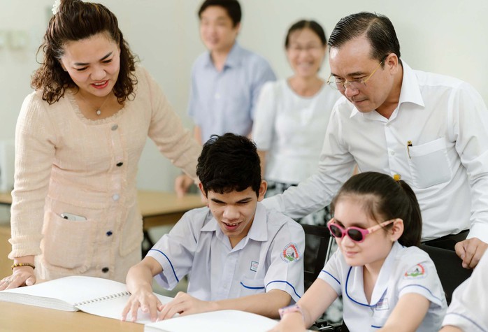 Các em học sinh trải nghiệm bộ chữ sách nổi bằng tiếng Anh Các em học sinh trải nghiệm bộ chữ sách nổi bằng tiếng Anh