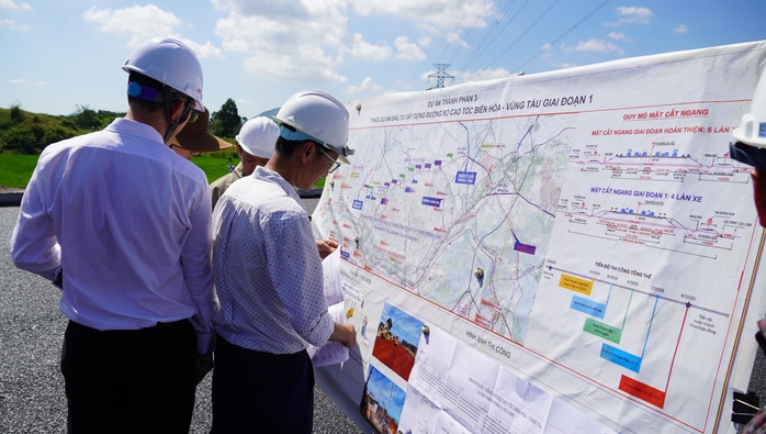 Cận cảnh thảm nhựa những km đầu tiên của cao tốc Biên Hòa - Vũng Tàu- Ảnh 7. Cận cảnh thảm nhựa những km đầu tiên của cao tốc Biên Hòa - Vũng Tàu- Ảnh 7.