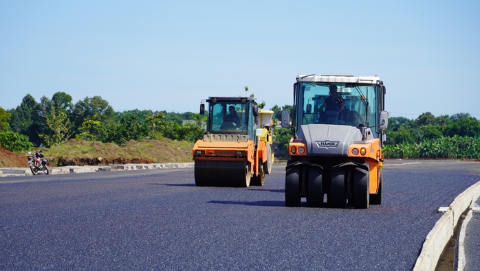 Cận cảnh thảm nhựa những km đầu tiên của cao tốc Biên Hòa - Vũng Tàu- Ảnh 6. Cận cảnh thảm nhựa những km đầu tiên của cao tốc Biên Hòa - Vũng Tàu- Ảnh 6.