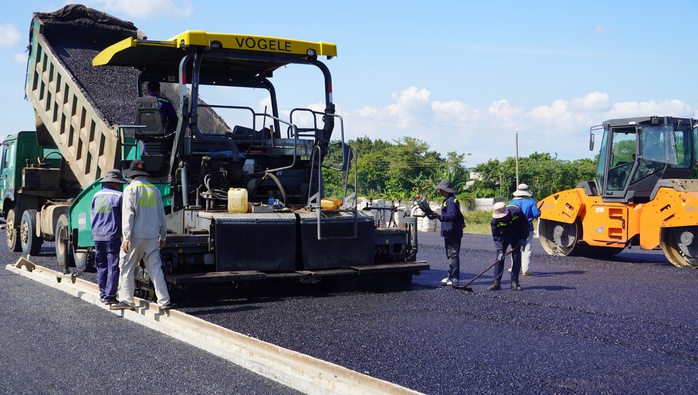 Cận cảnh thảm nhựa những km đầu tiên của cao tốc Biên Hòa - Vũng Tàu- Ảnh 4. Cận cảnh thảm nhựa những km đầu tiên của cao tốc Biên Hòa - Vũng Tàu- Ảnh 4.