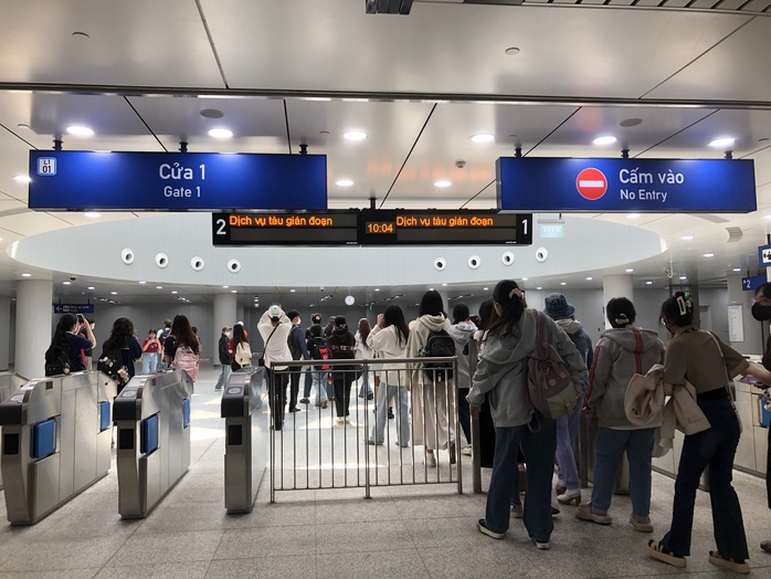 Sinh viên TP HCM hào hứng trải nghiệm Metro- Ảnh 2. Sinh viên TP HCM hào hứng trải nghiệm Metro- Ảnh 2.