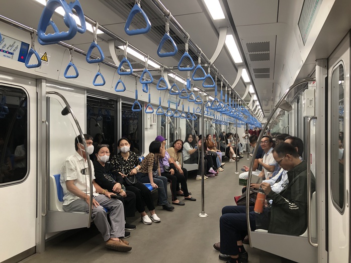 Sinh viên TP HCM hào hứng trải nghiệm Metro- Ảnh 3. Sinh viên TP HCM hào hứng trải nghiệm Metro- Ảnh 3.