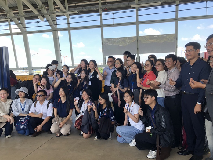Sinh viên TP HCM hào hứng trải nghiệm Metro- Ảnh 4. Sinh viên TP HCM hào hứng trải nghiệm Metro- Ảnh 4.