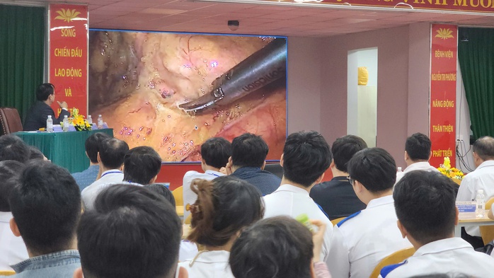 Bác sĩ truyền hình trực tiếp từ phòng mổ đến hội nghị- Ảnh 1. Bác sĩ truyền hình trực tiếp từ phòng mổ đến hội nghị- Ảnh 1.