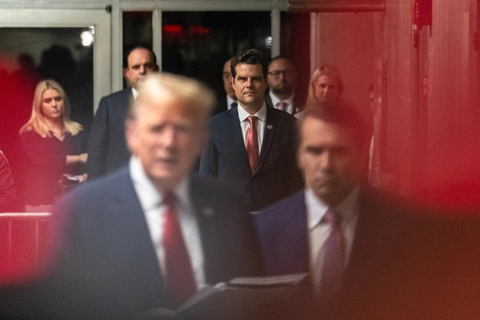 Ông Matt Gaetz lắng nghe ông Donald Trump phát biểu với báo chí tại Tòa án Hình sự Manhattan ở New York, ngày 16-5. Ảnh: Jeenah Moon Ông Matt Gaetz lắng nghe ông Donald Trump phát biểu với báo chí tại Tòa án Hình sự Manhattan ở New York, ngày 16-5. Ảnh: Jeenah Moon