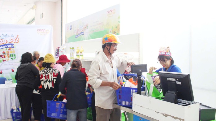Chương trình “Siêu thị nhân ái - Thắp sáng hàng Việt” trao miễn phí hàng thiết yếu cho những hoàn cảnh khó khăn Chương trình “Siêu thị nhân ái - Thắp sáng hàng Việt” trao miễn phí hàng thiết yếu cho những hoàn cảnh khó khăn